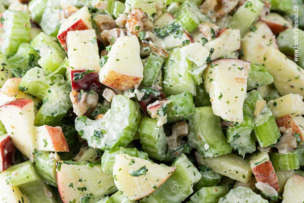 Staudenselleriesalat mit Apfel, Walnüssen und Joghurt Dressing