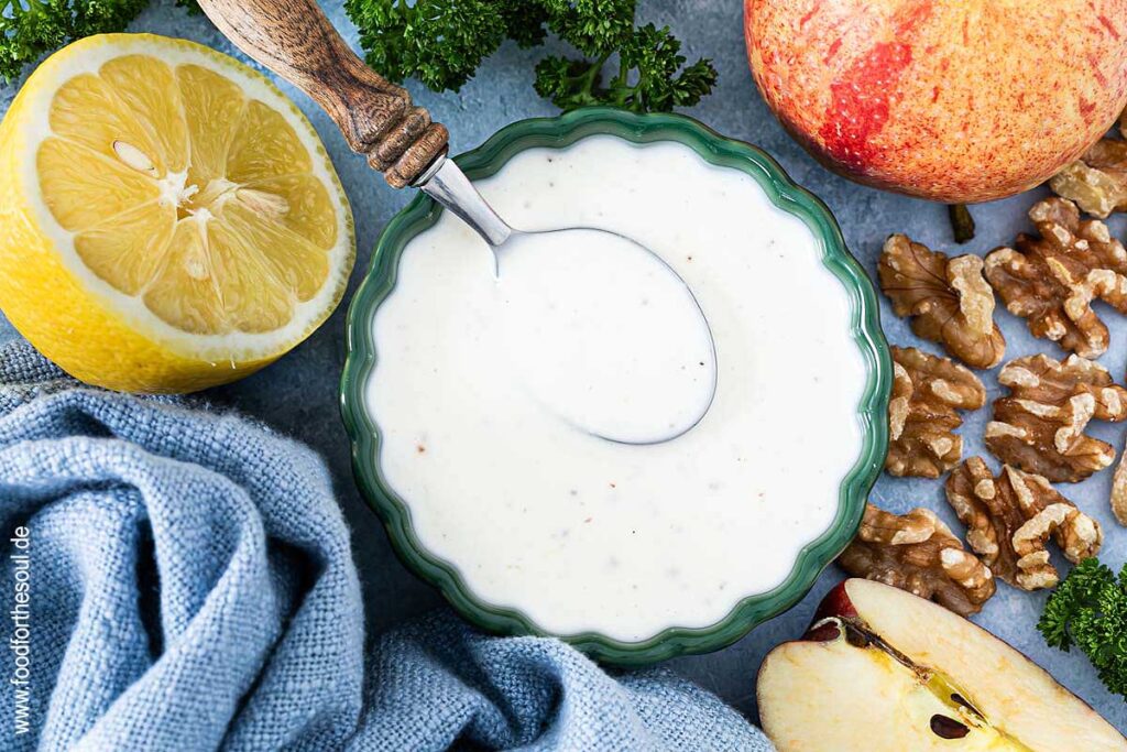 Salatdressing für Staudenselleriesalat in einer Schale