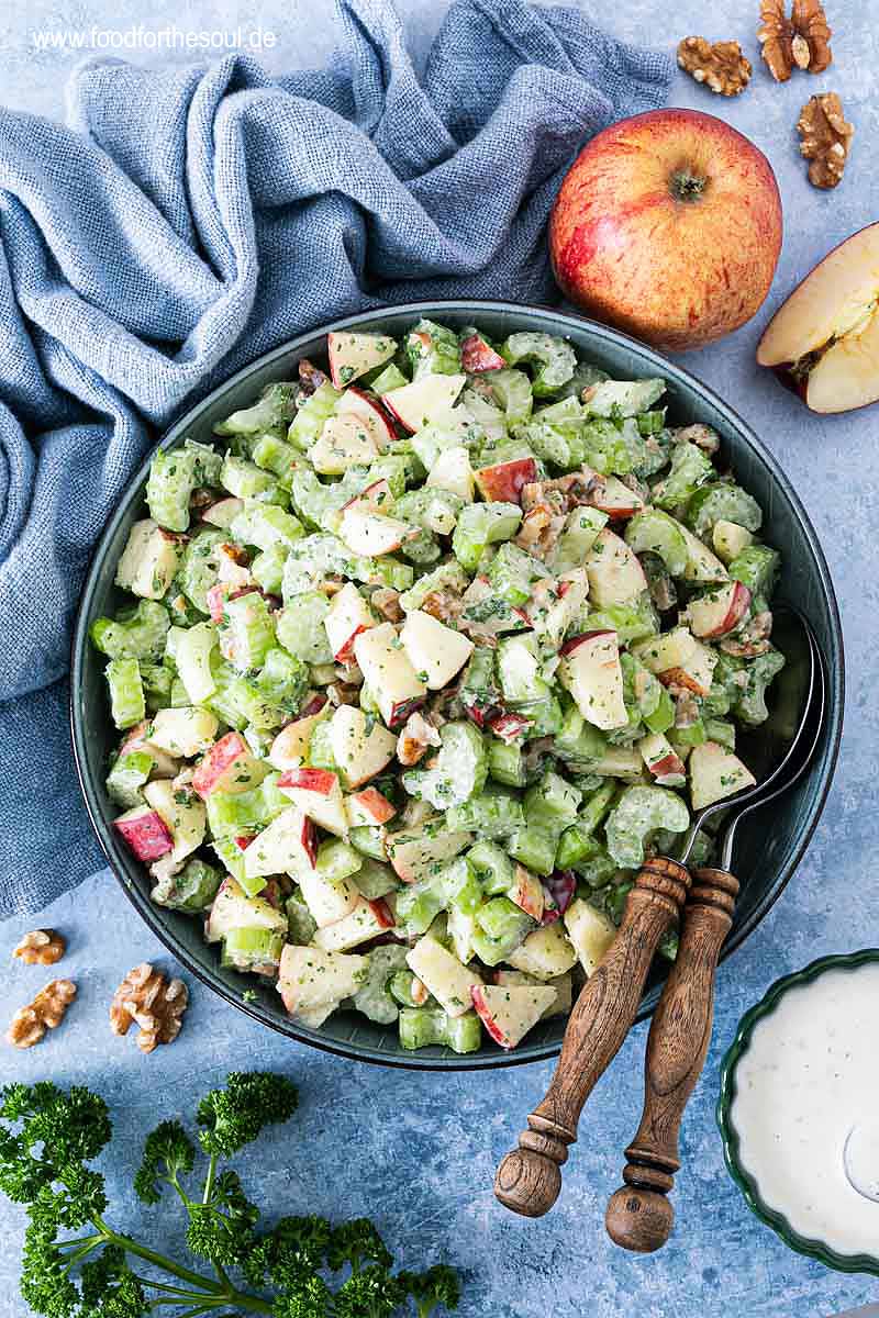 Staudenselleriesalat angerichtet in einer Salatschüssel