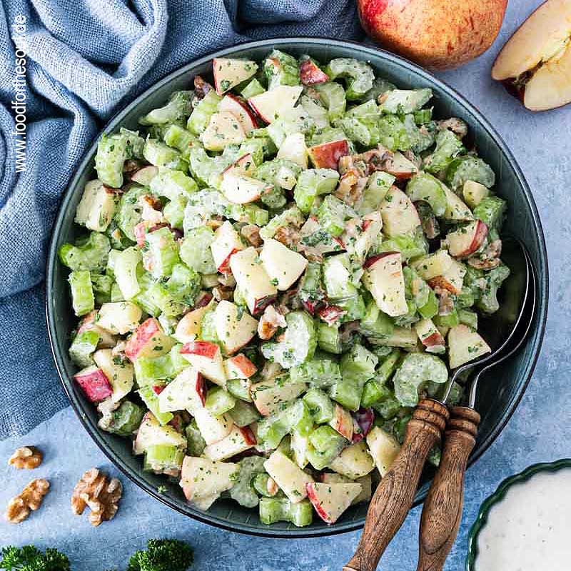 Staudenselleriesalat angerichtet in einer Salatschüssel