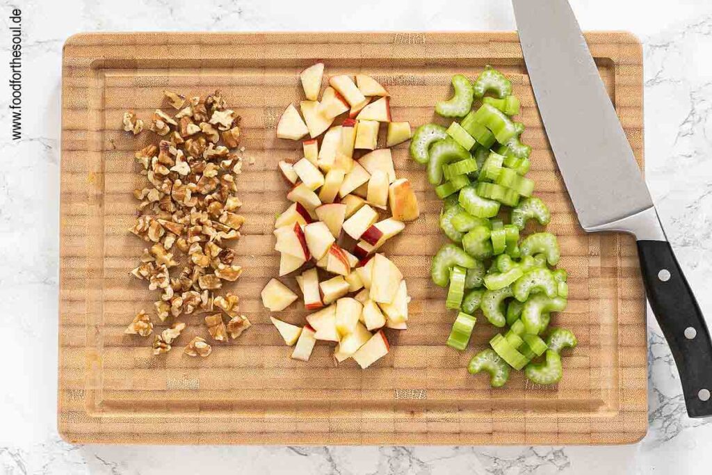 Sellerie und Apfel schneiden, Walnüsse grob hacken - Schritt 1