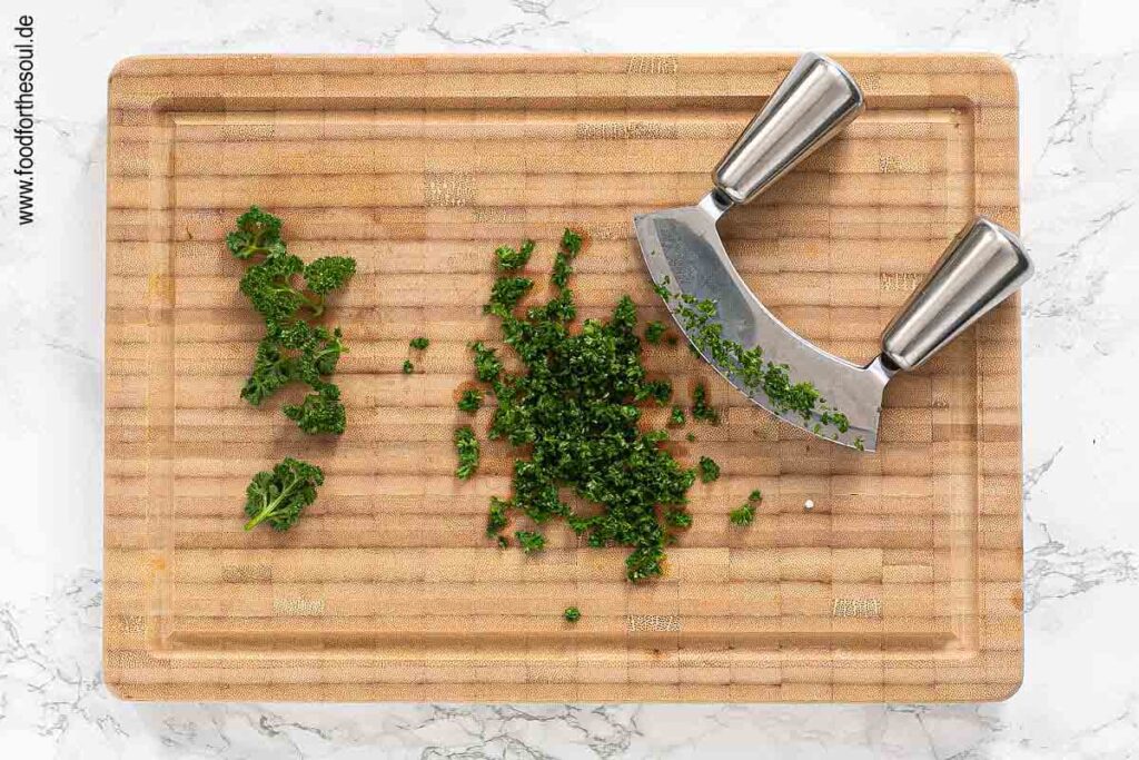 Petersilie waschen und fein hacken - Schritt 2