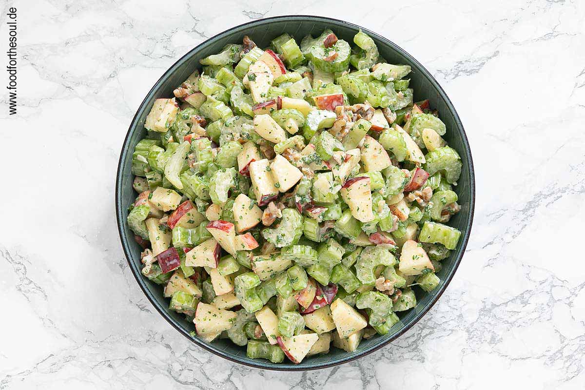 Staudensellerie Salat Rezept mit Apfel und Walnüssen