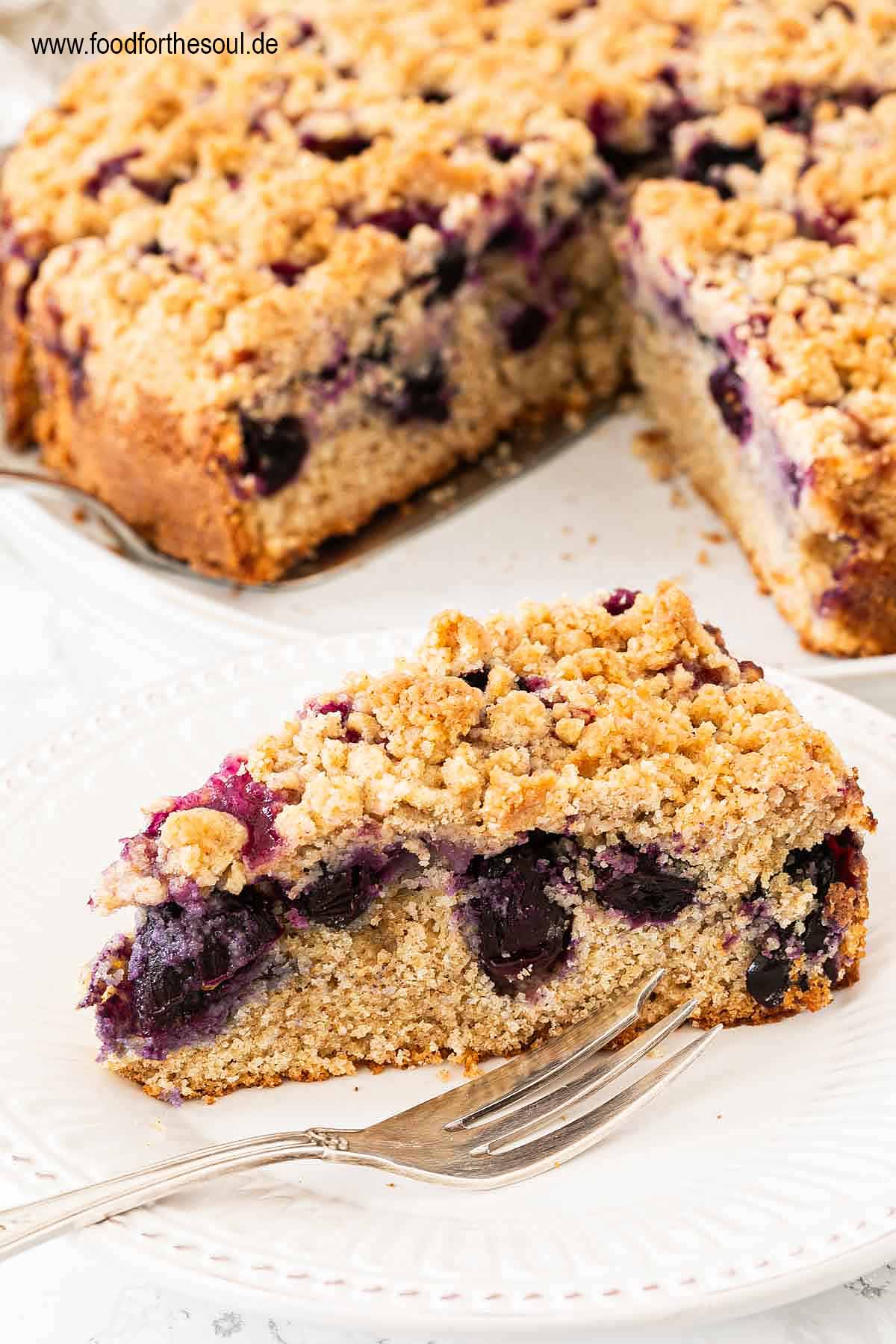 Traubenkuchen mit Streusel auf einem Teller