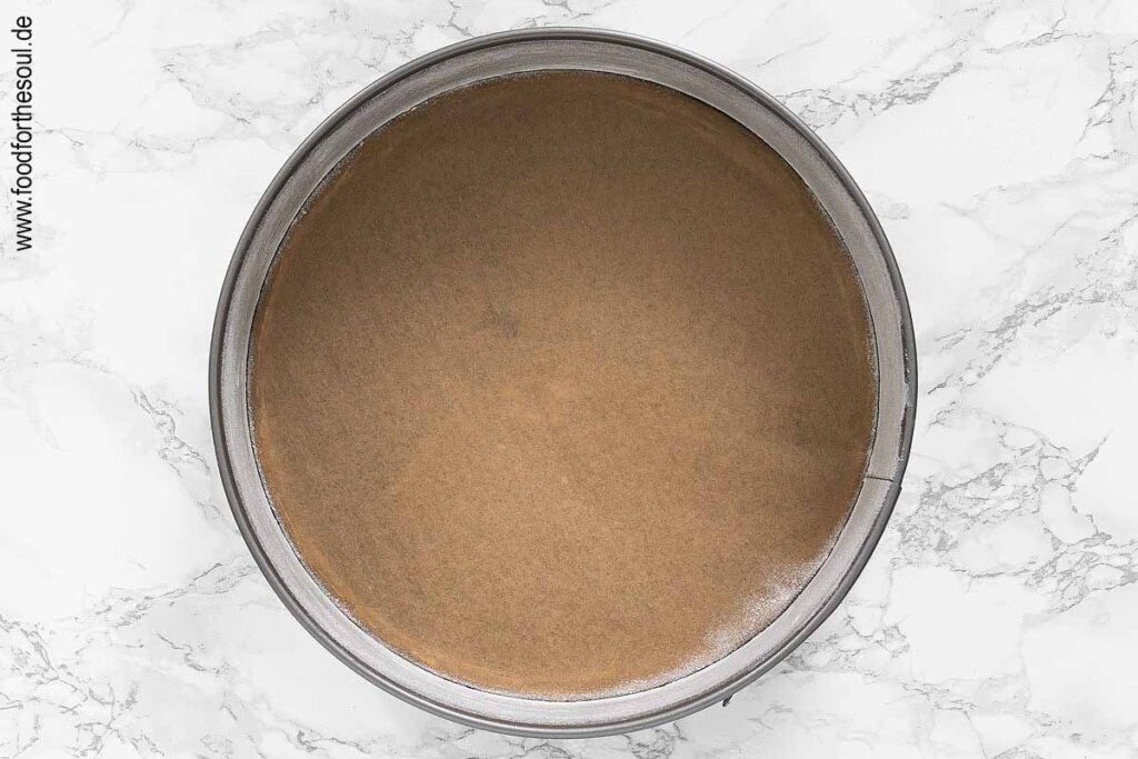 Springform mit Backpapier belegen, Rand einfetten und bemehlen - Schritt 1