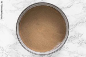 Springform mit Backpapier belegen, Rand einfetten und bemehlen - Schritt 1