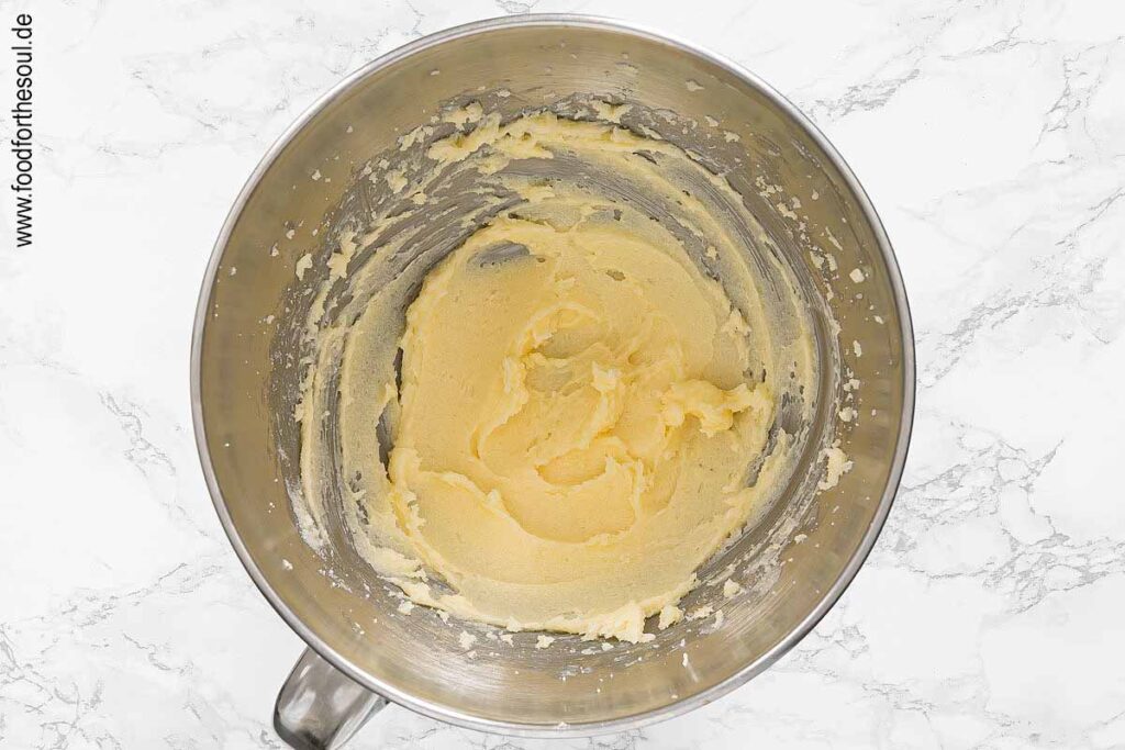 Butter mit Zucker, Vanillezucker und Salz cremig schlagen - Schritt 2