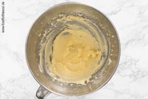 Butter mit Zucker, Vanillezucker und Salz cremig schlagen - Schritt 2