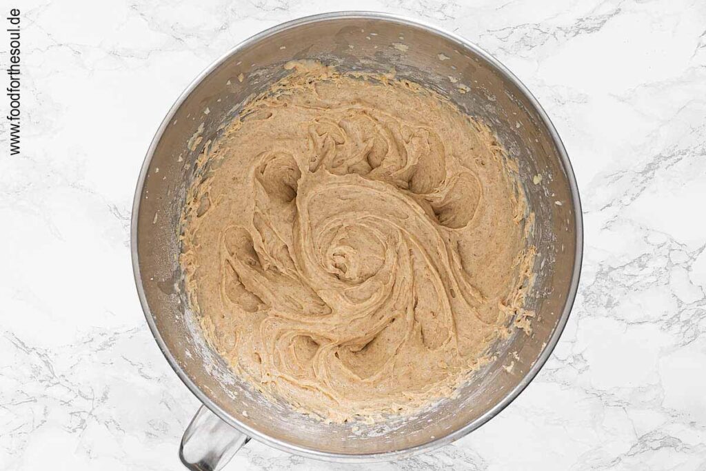 Mehl, Vollkornmehl, Backpulver und Milch hinzufügen und unterrühren - Schritt 4