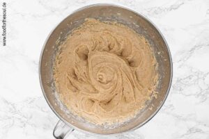 Mehl, Vollkornmehl, Backpulver und Milch hinzufügen und unterrühren - Schritt 4