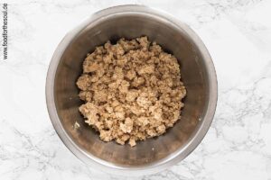 Mehl, Vollkornmehl. Butter, Zucker, Vanillezucker und Salz zu Streusel kneten - Schritt 5