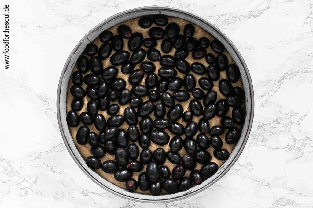 Rührteig in Springform füllen, Trauben von Stielen zupfen & waschen und auf Rührteig verteilen - Schritt 6