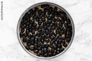 Rührteig in Springform füllen, Trauben von Stielen zupfen & waschen und auf Rührteig verteilen - Schritt 6