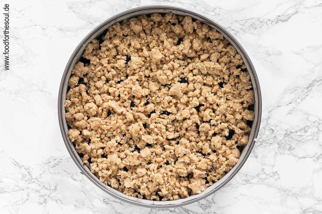 Streusel auf Traubenkuchen verteilen - Schritt 7