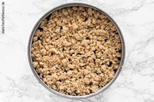 Streusel auf Traubenkuchen verteilen - Schritt 7