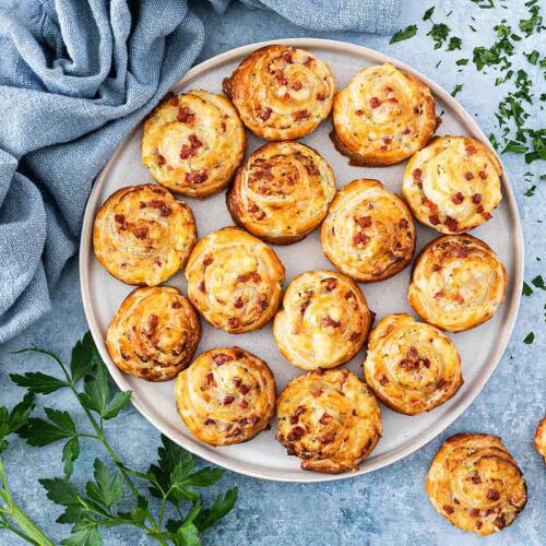 Blätterteigschnecken angerichtet auf einem Teller