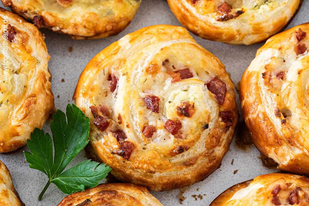 Blätterteigschnecken angerichtet auf einem Teller