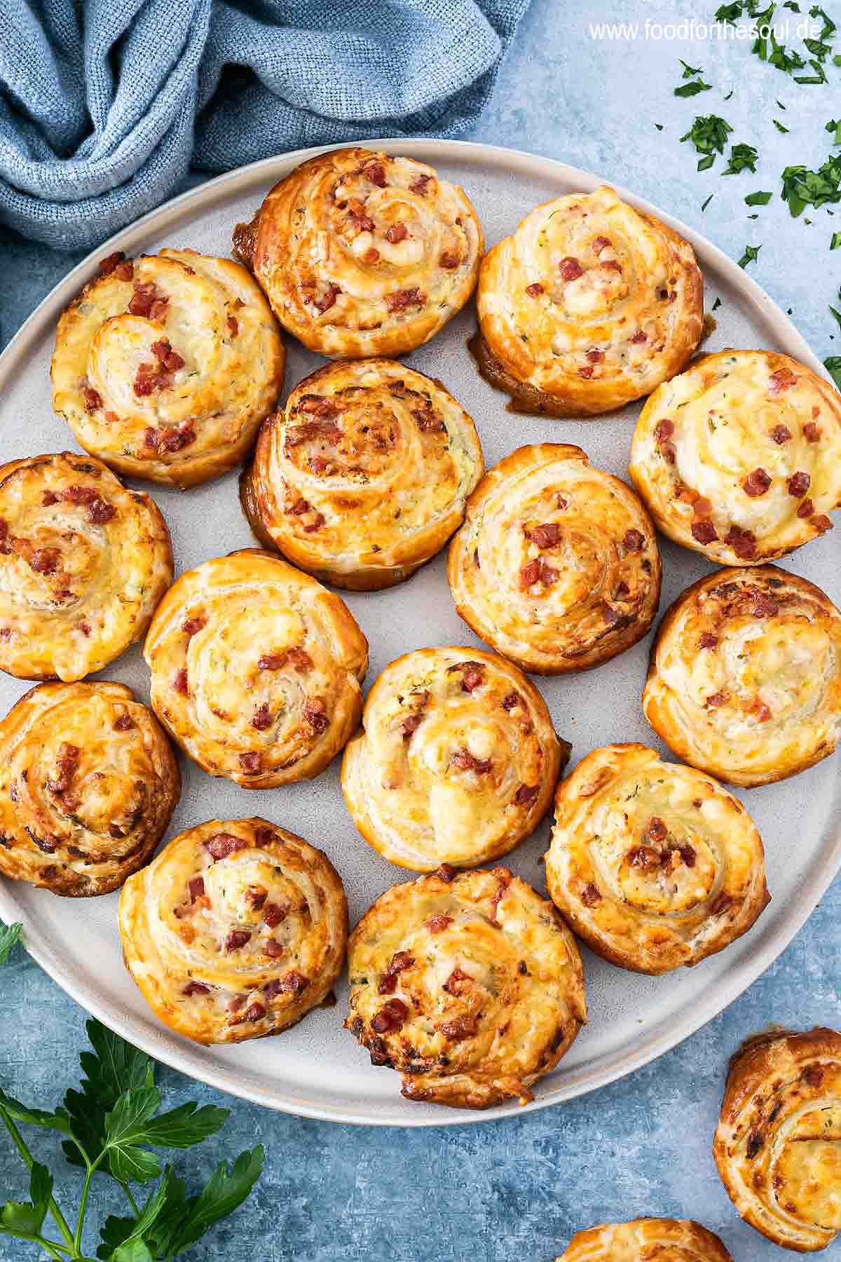 Blätterteigschnecken angerichtet auf einem Teller