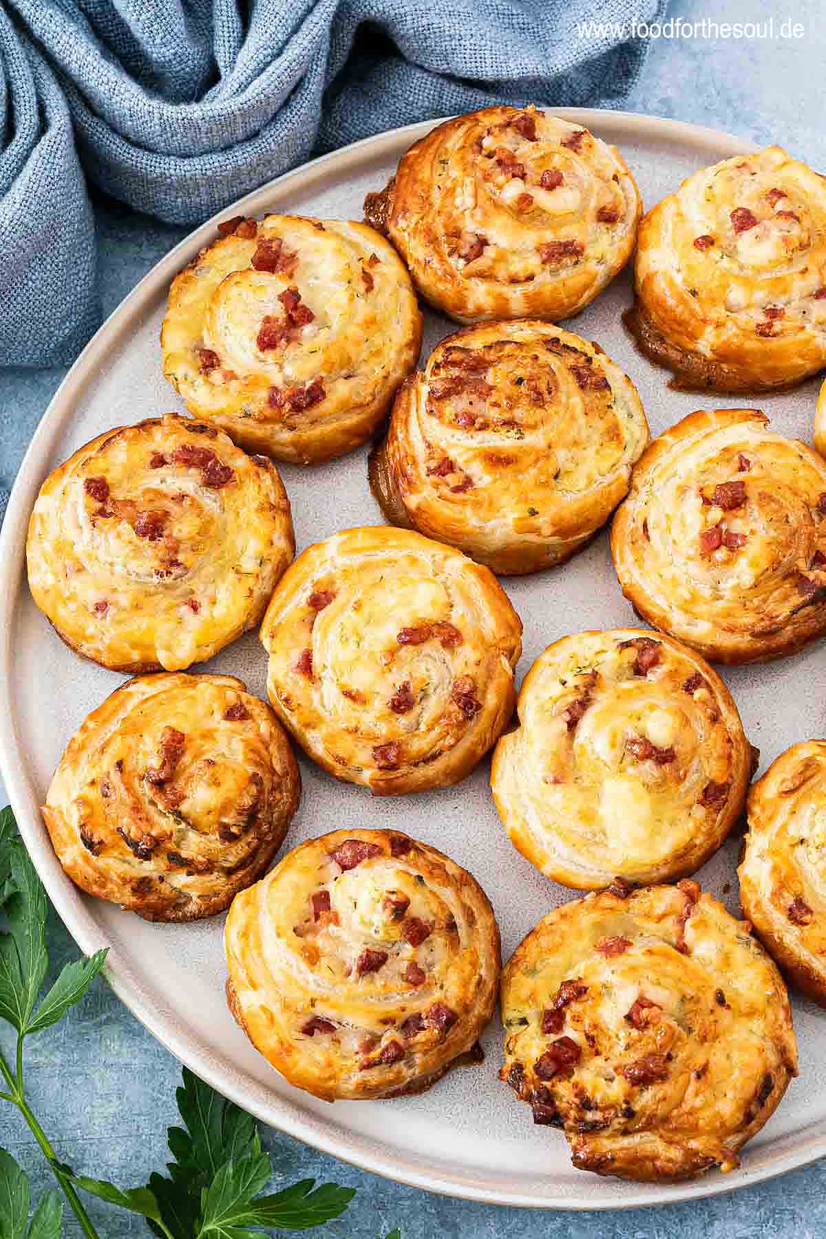 Blätterteigschnecken angerichtet auf einem Teller