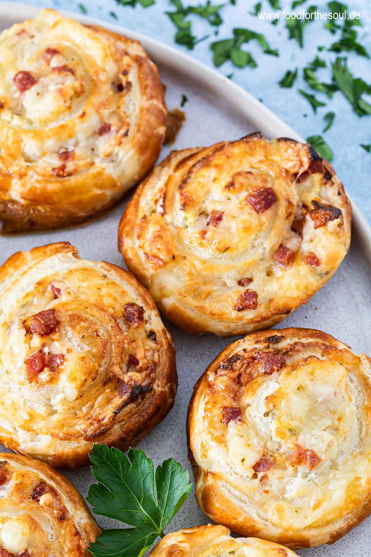 Blätterteigschnecken angerichtet auf einem Teller