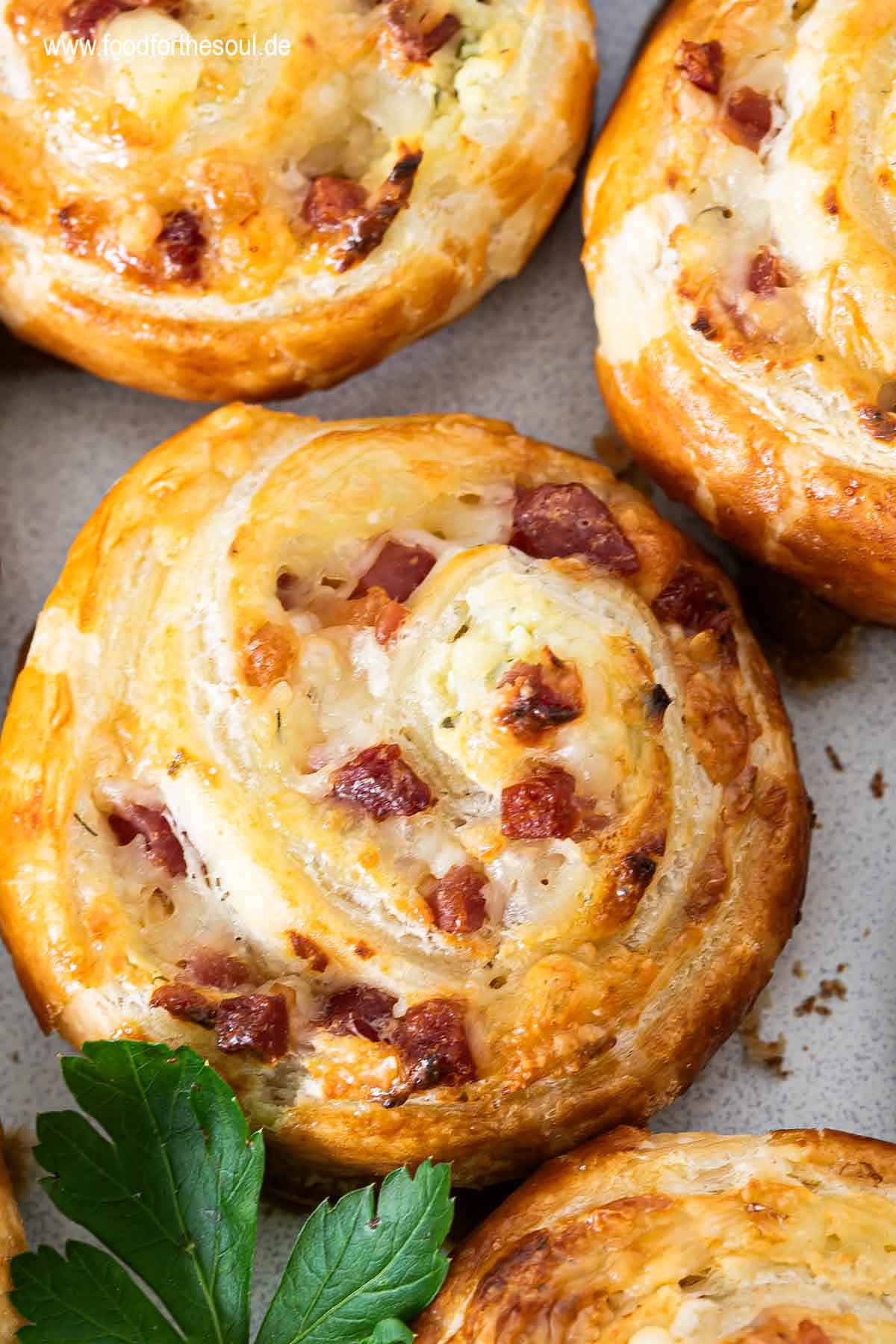 Blätterteigschnecken angerichtet auf einem Teller