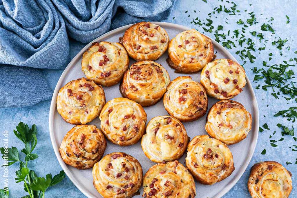 Blätterteigschnecken angerichtet auf einem Teller