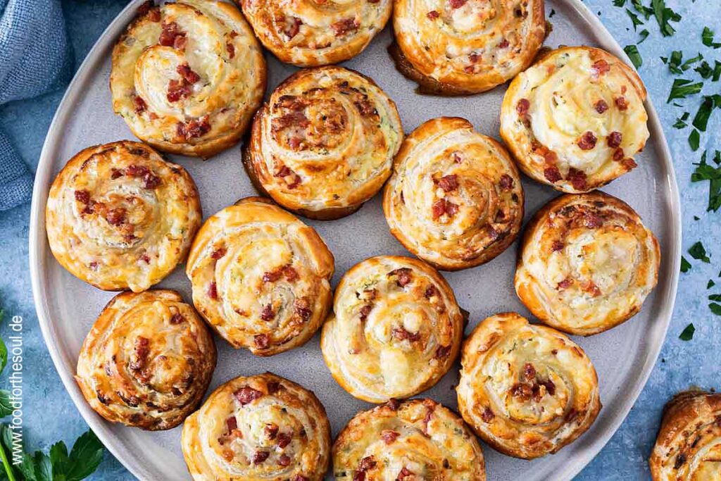 Blätterteigschnecken angerichtet auf einem Teller