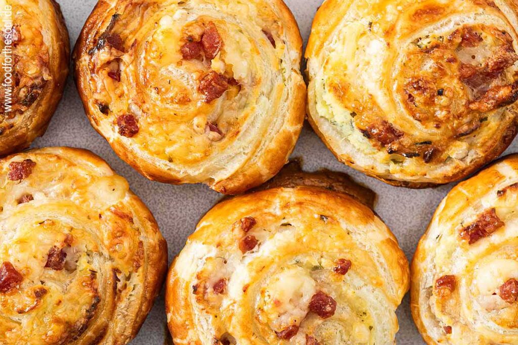 Blätterteigschnecken angerichtet auf einem Teller