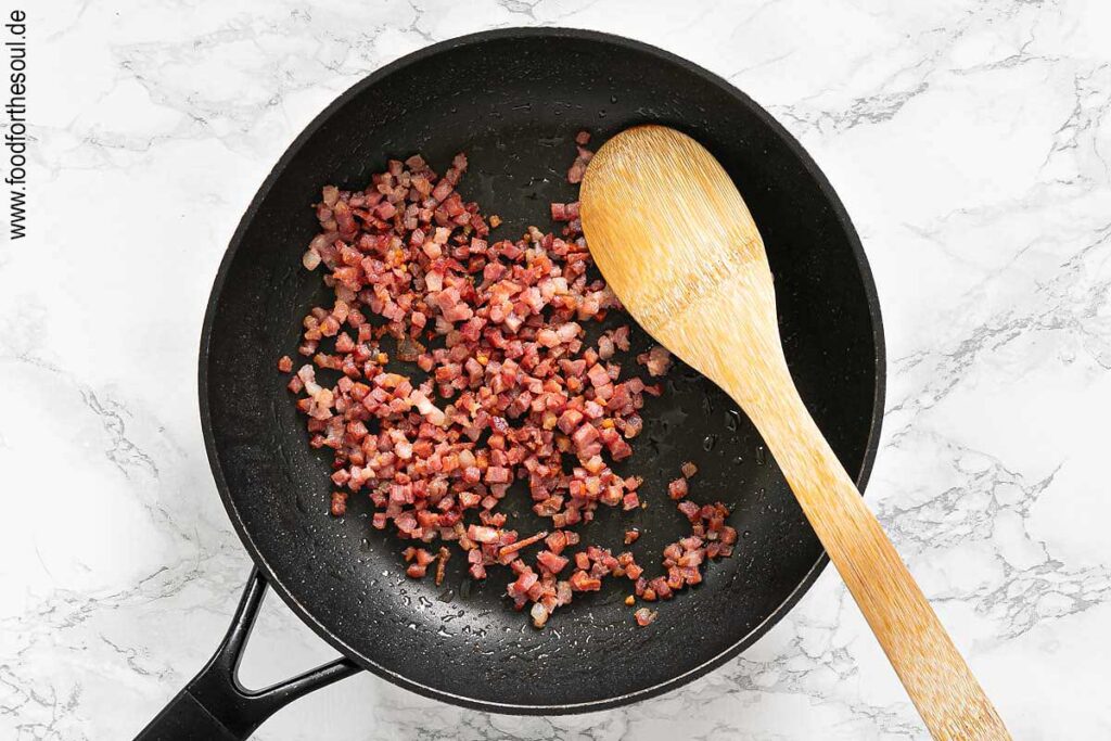 Schinkenspeck in einer Pfanne ohne Öl auslassen - Schritt 1
