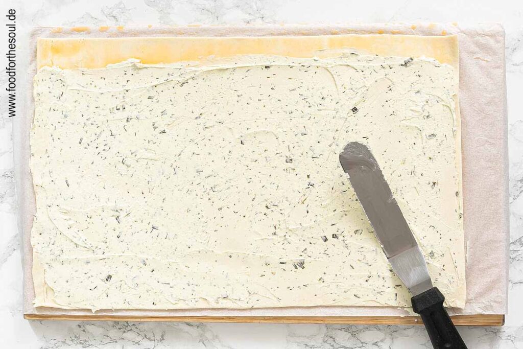 Blätterteig mit Frischkäse bestreichen - Schritt 3