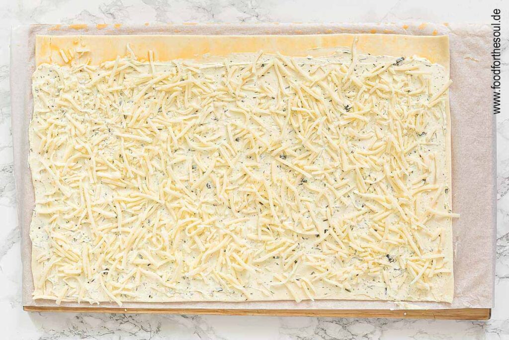 Geriebenen Käse über den Frischkäse streuen - Schritt 4