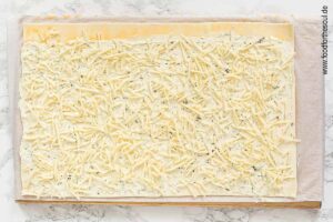 Geriebenen Käse über den Frischkäse streuen - Schritt 4