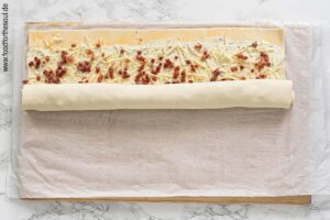 Belegten Blätterteig von einer langen Seite her aufrollen - Schritt 6