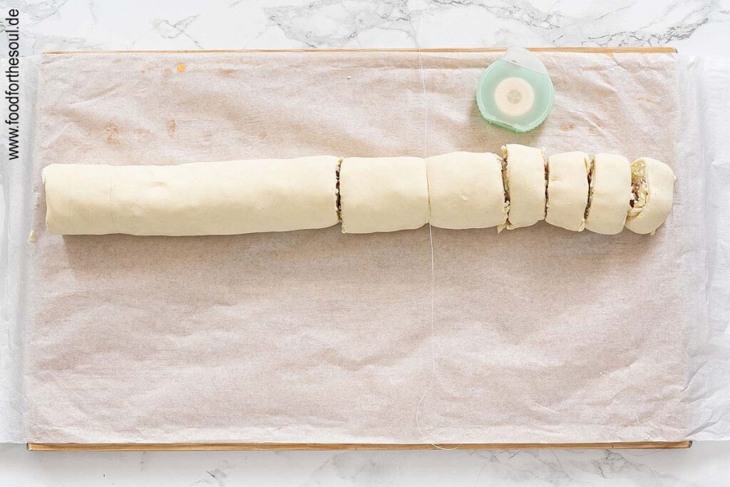 Blätterteigrolle mit Zahnseide in Stücke schneiden - Schritt 7
