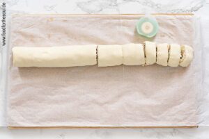 Blätterteigrolle mit Zahnseide in Stücke schneiden - Schritt 7