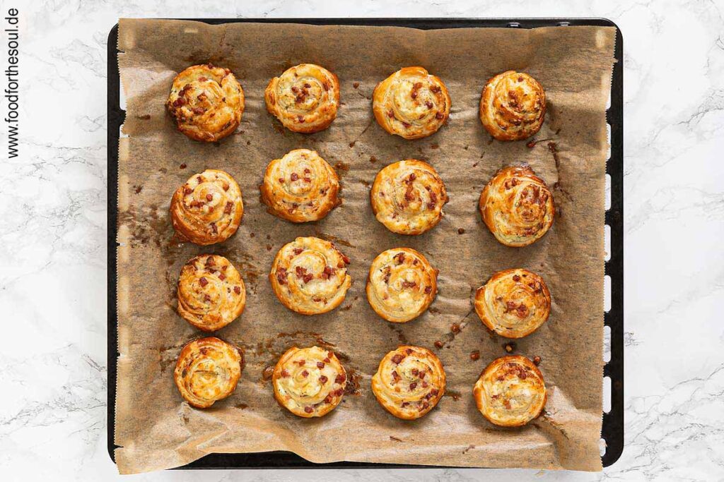 Blätterteigschnecken im vorgeheizten Backofen backen - Schritt 9