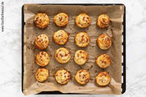 Blätterteigschnecken im vorgeheizten Backofen backen - Schritt 9