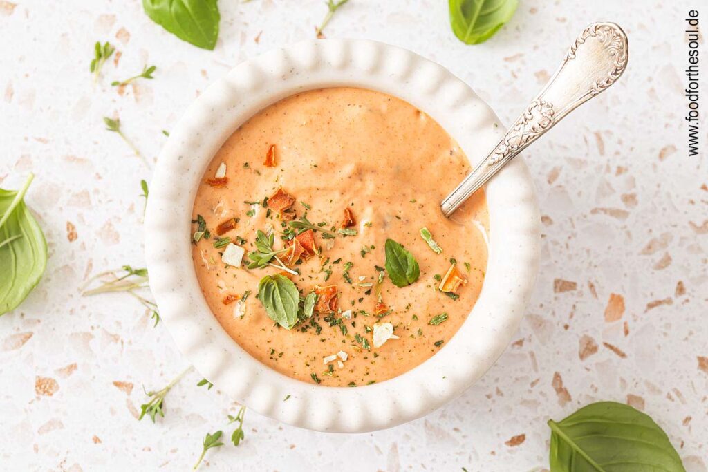 Burger Sauce in einer Schale garniert mit Kräutern