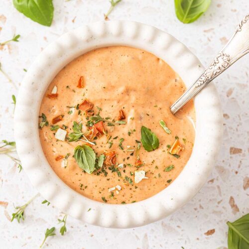 Burger Sauce in einer Schale garniert mit Kräutern