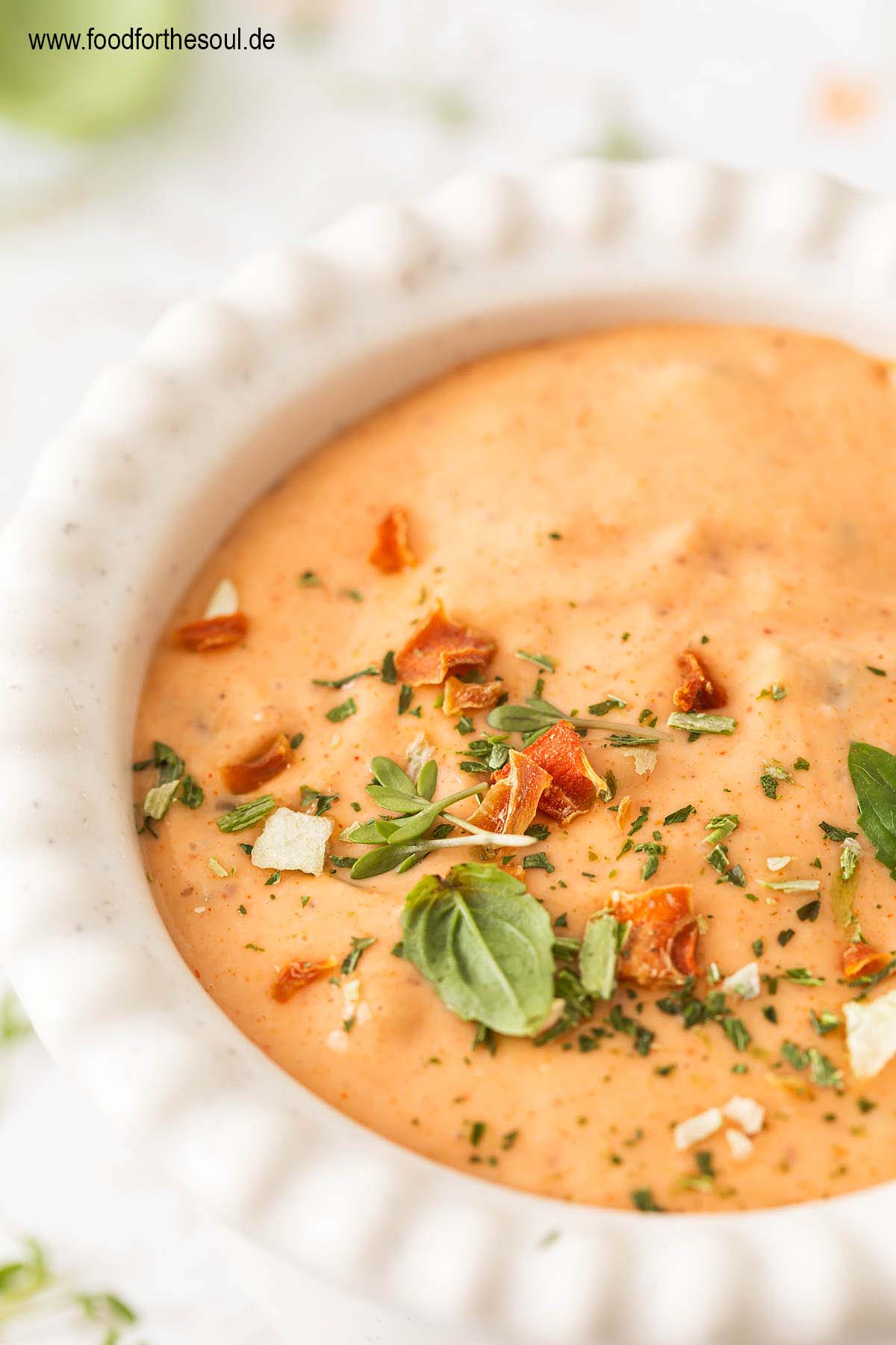 Burger Sauce in einer Schale garniert mit Kräutern