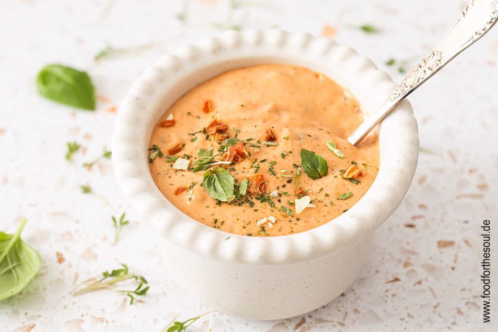 Burger Sauce in einer Schale garniert mit Kräutern