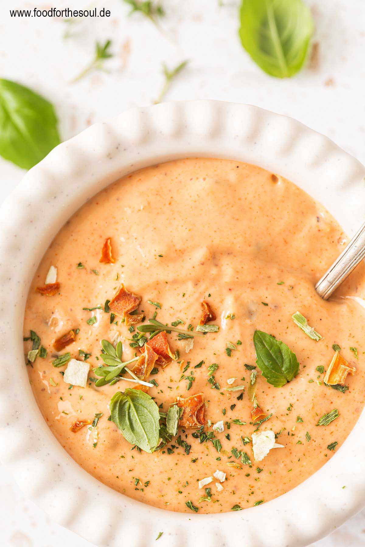 Burger Sauce in einer Schale garniert mit Kräutern