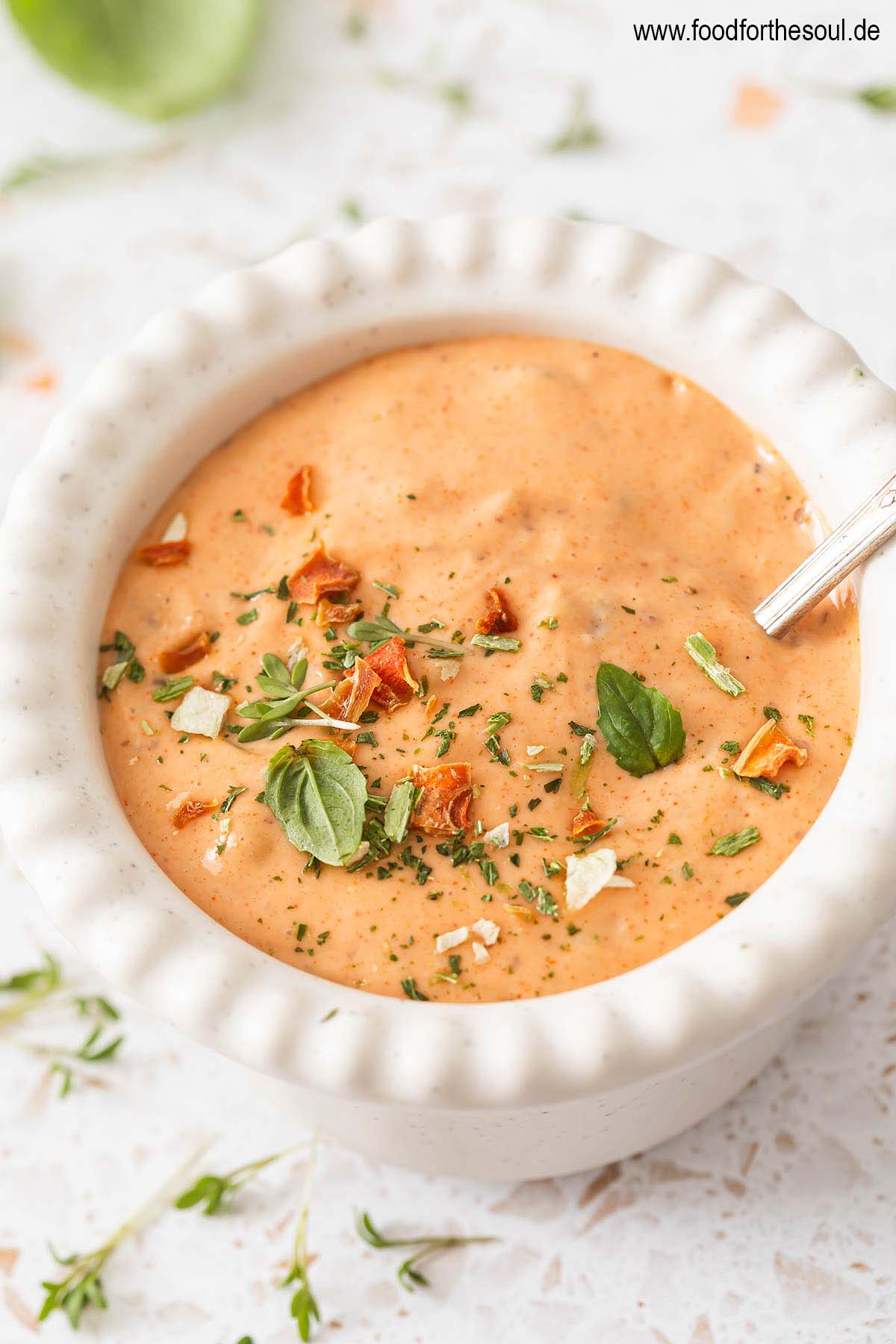 Burger Sauce in einer Schale garniert mit Kräutern