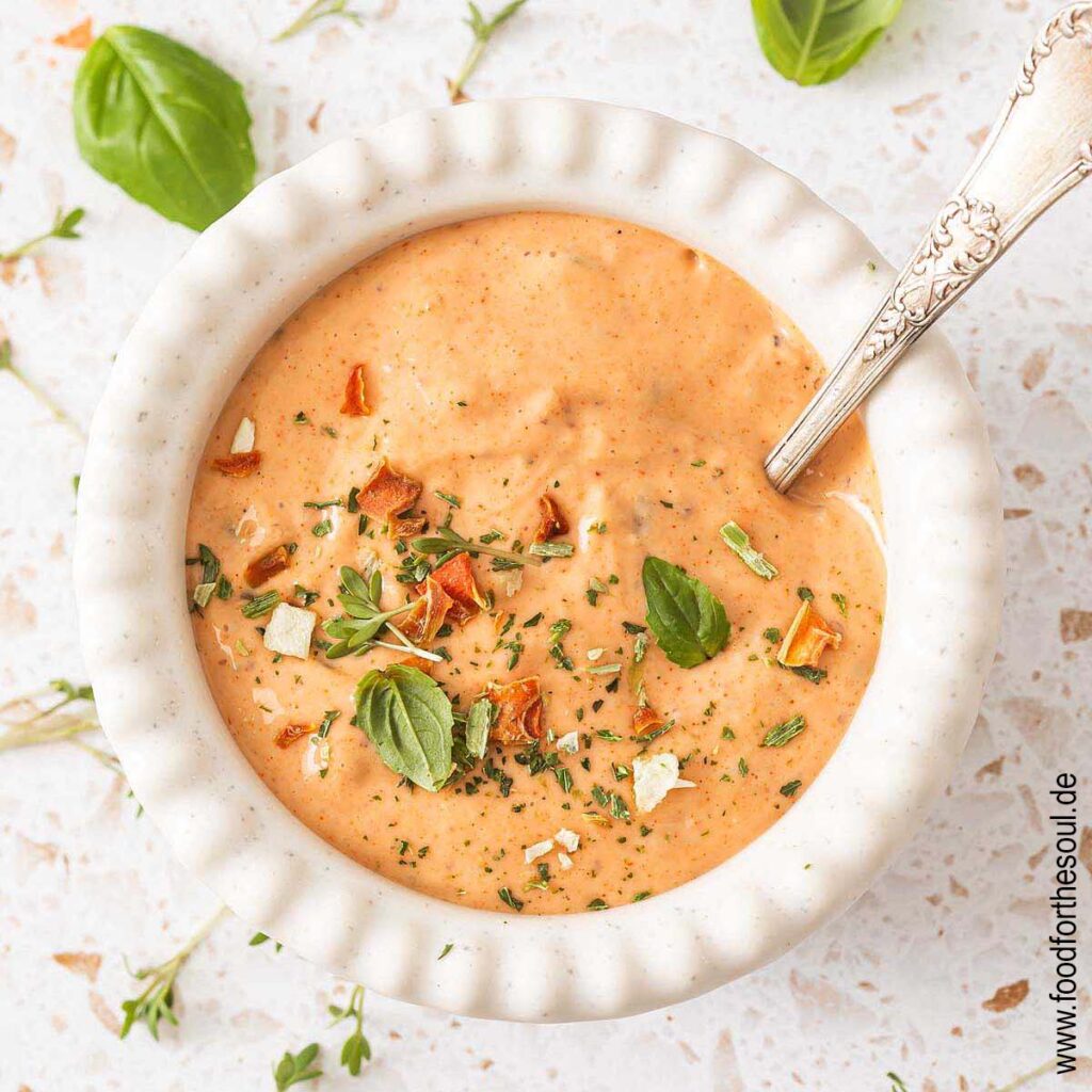 Burger Sauce in einer Schale garniert mit Kräutern