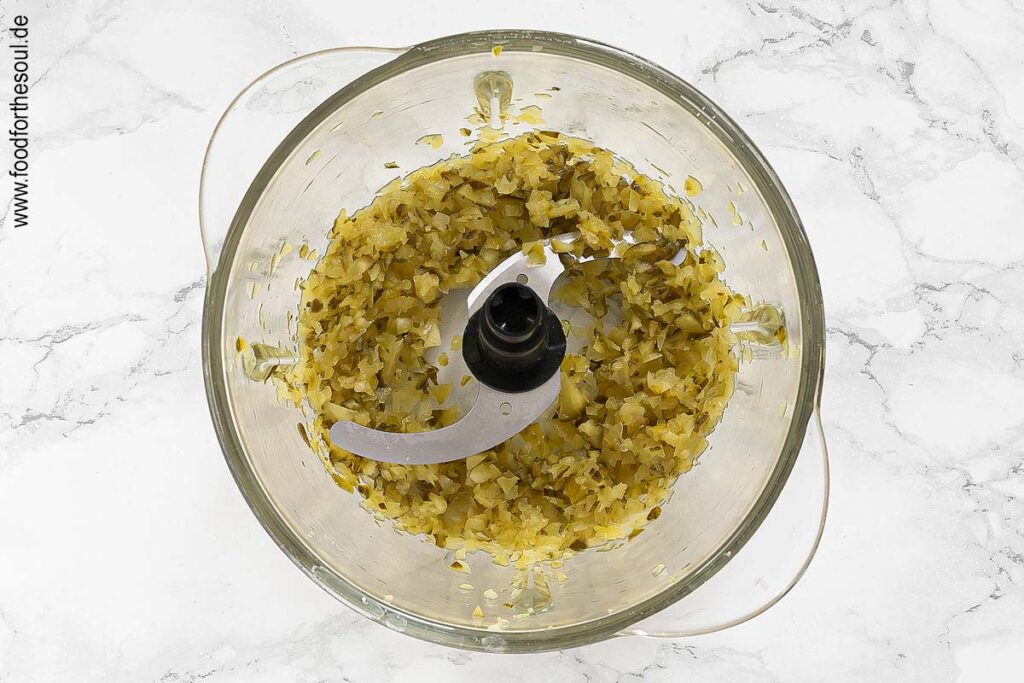 Gewürzgurken fein hacken im Zerkleinerer - Schritt 1