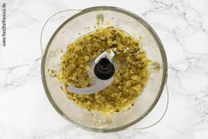 Gewürzgurken fein hacken im Zerkleinerer - Schritt 1