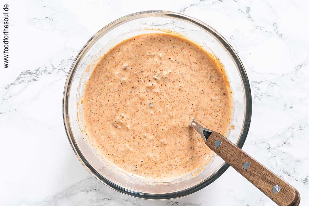 Geraspelte Gewürzgurken mit übrigen Zutaten verrühren - Schritt 2