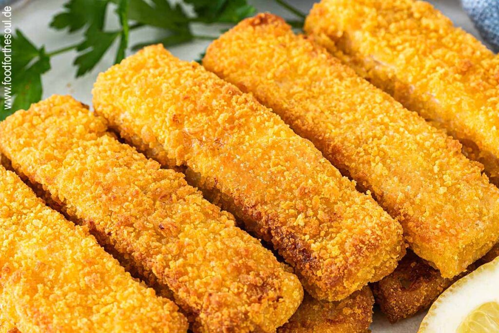 Knusprige Airfryer Fischstäbchen angerichtet auf einem Teller