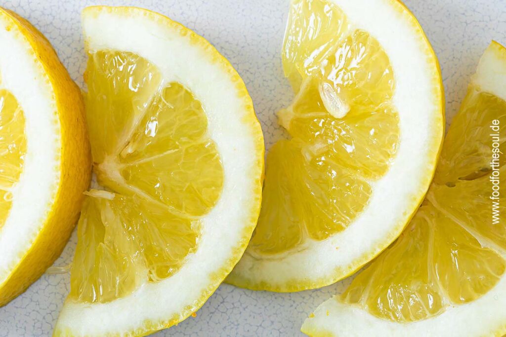 Zitronenscheiben auf einem Teller