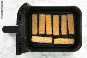 Gefrorene Fischstäbchen in den Frittierkorb legen - Schritt 1